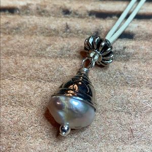 💄Beautiful Pearl on Faux Leather Cord